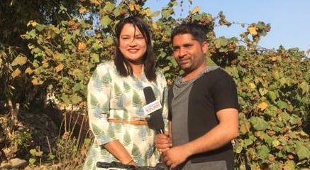 दुबै खुट्टा गुमाएकी गंगालाई हात समात्न खोज्छन् (भिडियो)