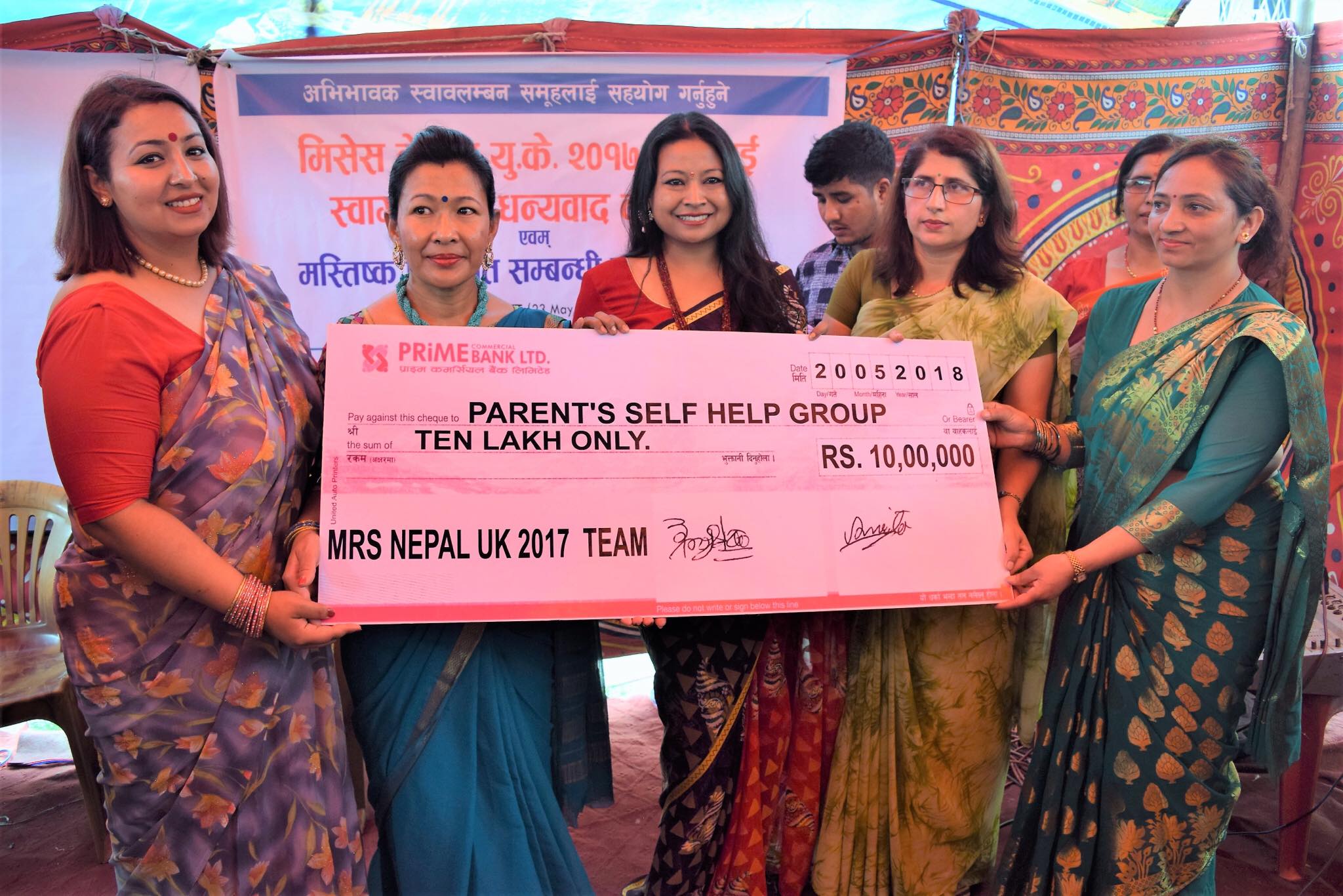 मस्तिष्क पक्षघात बालबालिकालाई ‘मिसेस नेपाल यूके– २०१७’ ले गरेको आर्थिक सहयोगको चेक हस्तान्तरण गर्दै अमृता 