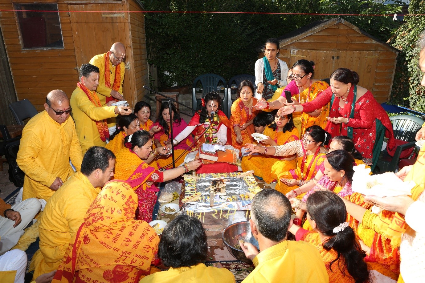 (श्रीराम यज्ञमा अनुस्ठानिहरुबाट सामुहिक हवन हुदै)