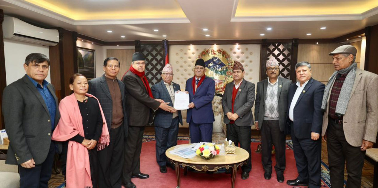 माधव नेपाल र झलनाथ लगायत नेकपा (एस)का नेताले बुझाए प्रधानमन्त्री ‘प्रचण्ड’लाई ज्ञापनपत्र
