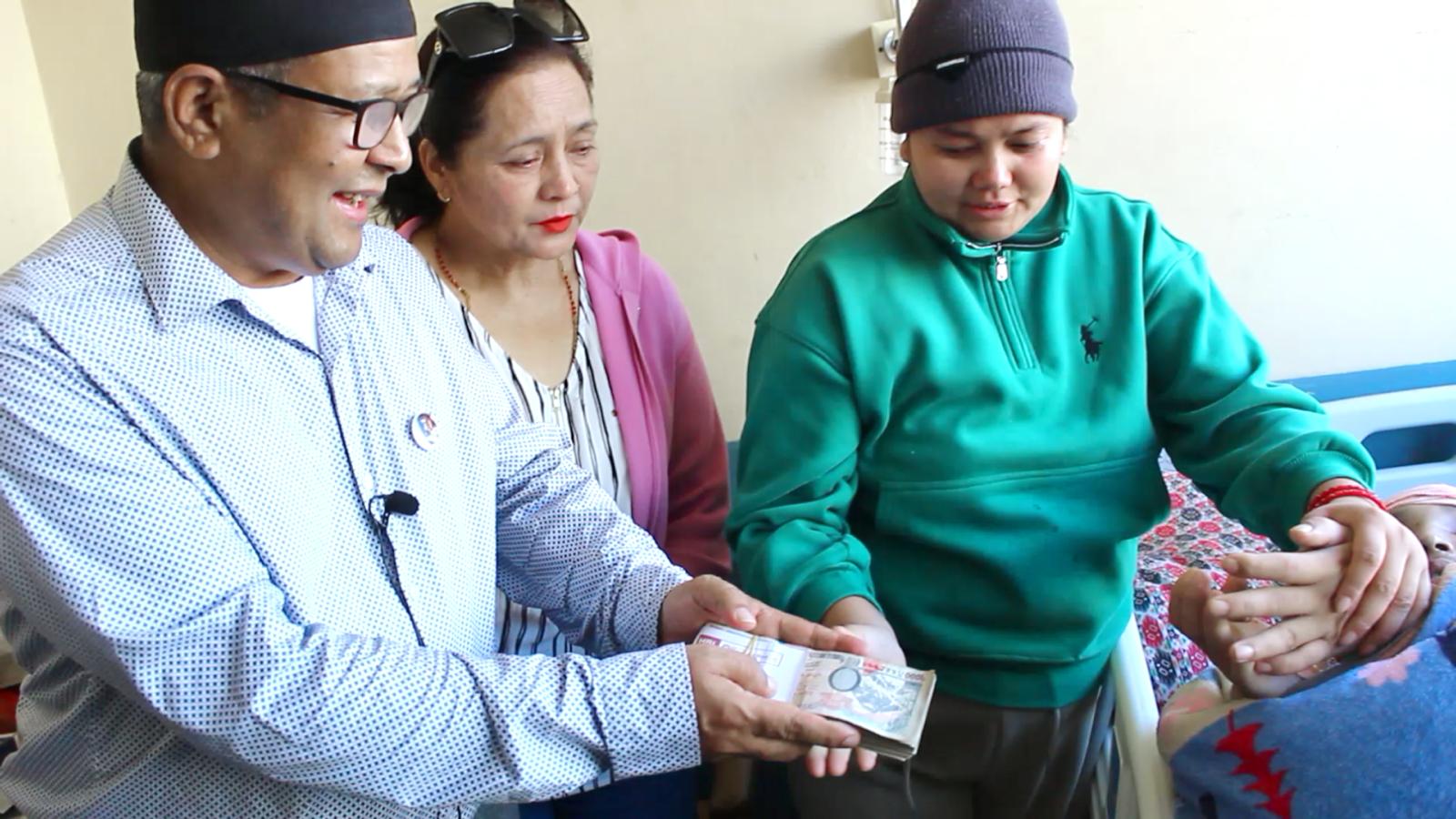 भरत रोका क्षेत्रीले गरे आँखा गुमाएका जेनजी घाइते सन्तोषलाई १ लाख सहयोग