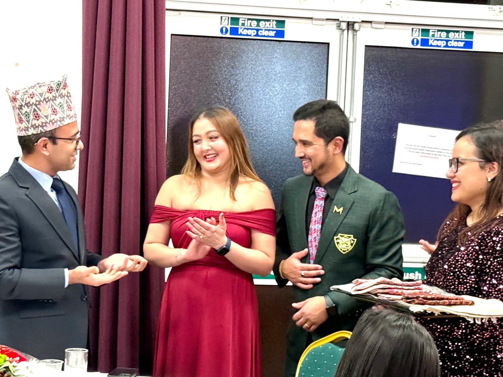 लण्डनमा माया कम्पनीले गर्र्यो आफ्ना कर्मचारी र खेलाडीलाई अवार्ड प्रदान